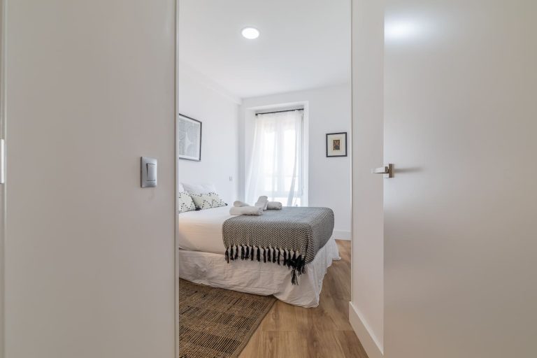 Dormitorio principal de vivienda turística en venta frente al Teatro Real de Madrid.