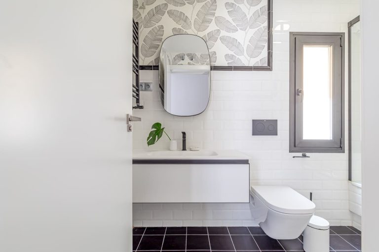 Baño moderno y estiloso de una vivienda turística reformada en la calle Arriaza, junto al Palacio Real de Madrid.