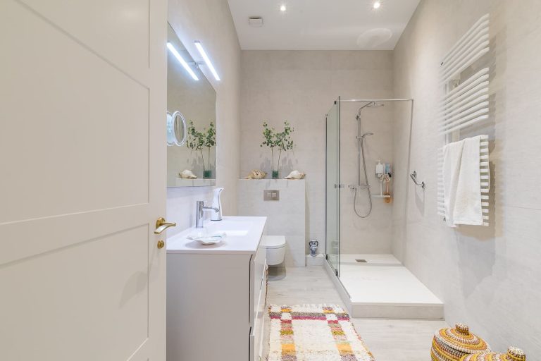 Baño reformado de una vivienda vendida en la calle Barbieri, barrio de Justicia, Madrid.