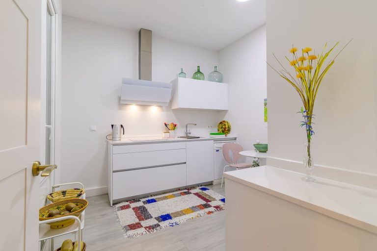 Cocina reformada de una vivienda vendida en la calle Barbieri, barrio de Justicia, Madrid.