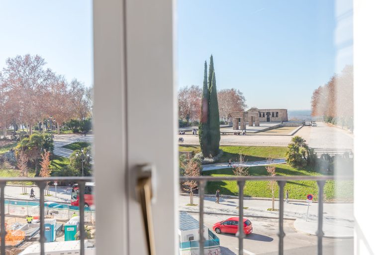 Espectaculares vistas al Templo de Debod desde una vivienda en alquiler en la calle Ferraz, Madrid.