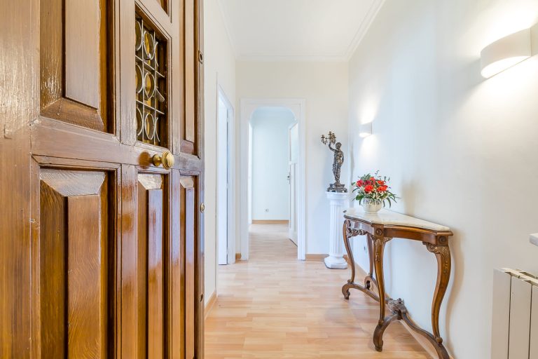 Entrada clásica de un piso en alquiler en la calle Ferraz, frente al Templo de Debod, Madrid.