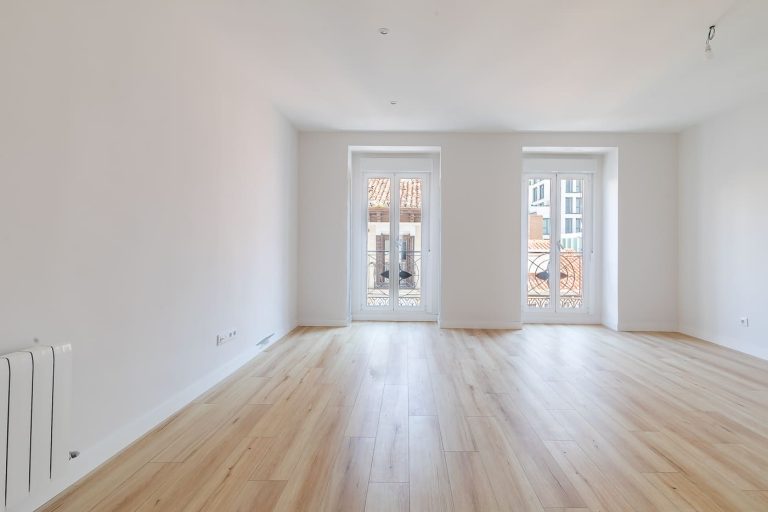 Salón luminoso de vivienda reformada en alquiler en la calle Juan Álvarez Mendizábal, junto a Plaza de España, Madrid.