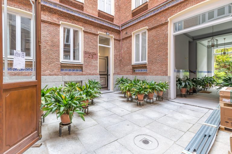 Jardín interior comunitario en una vivienda vendida en la calle Orfila, barrio de Salamanca, Madrid.